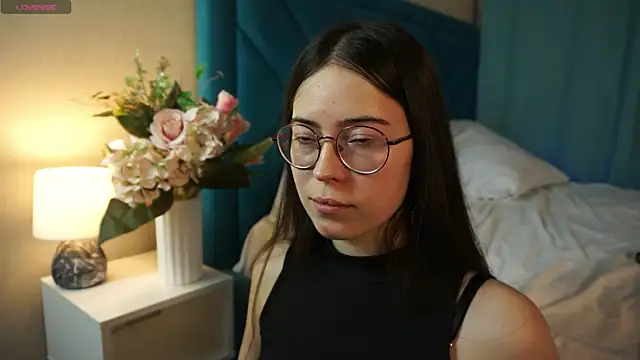 ywixos online show from December 15, 2:21 pm