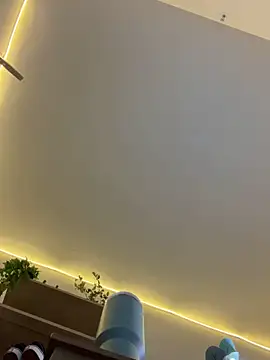 raynareign online show from March 18, 7:22 am