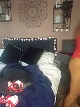 LonelyLucinda online show from September 28, 6:30 am