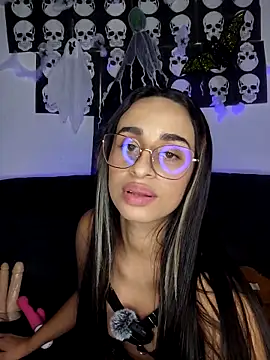 Snapshot of issis22 chatting on October 29, 5:42 am issis22 online show from October 29, 5:42 am