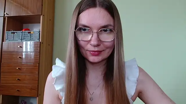 Snapshot of LooveELLYx chatting on May 6, 1:38 pm LooveELLYx online show from May 6, 1:38 pm
