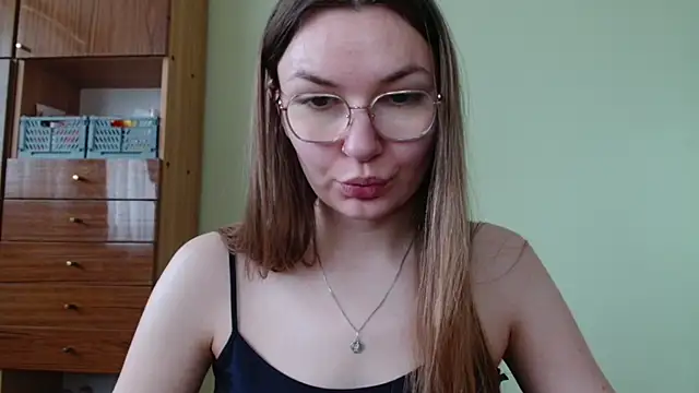 Snapshot of LooveELLYx chatting on June 5, 6:52 am LooveELLYx online show from June 5, 6:52 am