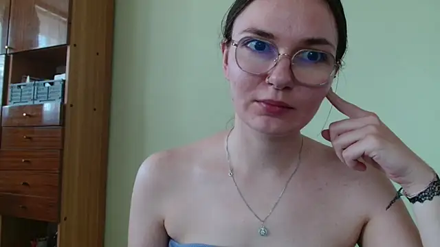 Snapshot of LooveELLYx chatting on August 4, 9:12 am LooveELLYx online show from August 4, 9:12 am