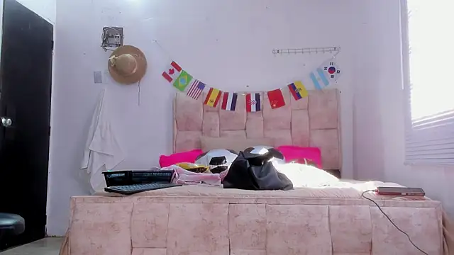 Snapshot of kethe_love_ chatting on June 13, 8:29 pm kethe love online show from June 13, 8:29 pm