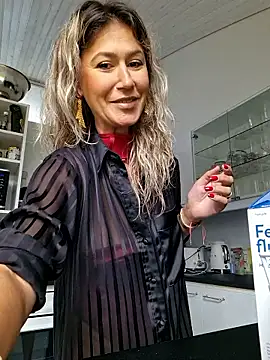 Snapshot of CelynaRoss chatting on May 12, 1:19 pm CelynaRoss online show from May 12, 1:19 pm