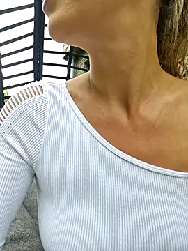 Snapshot of CelynaRoss chatting on June 2, 1:35 pm CelynaRoss online show from June 2, 1:35 pm