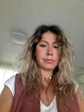 Snapshot of CelynaRoss chatting on July 5, 9:38 am CelynaRoss online show from July 5, 9:38 am