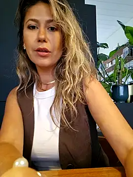 Snapshot of CelynaRoss chatting on July 17, 7:19 pm CelynaRoss online show from July 17, 7:19 pm