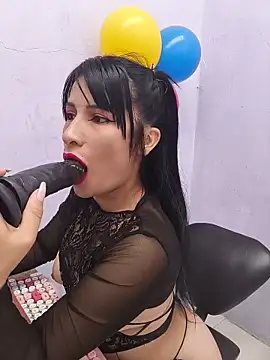 Snapshot of karinnahotdirty chatting on June 19, 10:13 pm karinnahotdirty online show from June 19, 10:13 pm