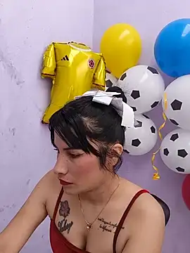 Snapshot of karinnahotdirty chatting on July 4, 9:32 pm karinnahotdirty online show from July 4, 9:32 pm