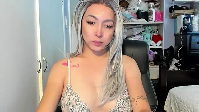 Snapshot of TeenageDreamTS chatting on October 18, 6:19 pm TeenageDreamTS online show from October 18, 6:19 pm