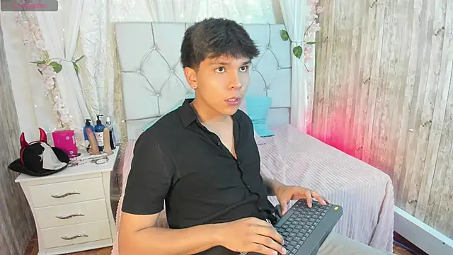 Thiago Kozak online show from November 18, 2:17 am