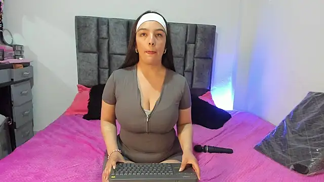 Esmeraldaa- online show from May 1, 11:42 pm