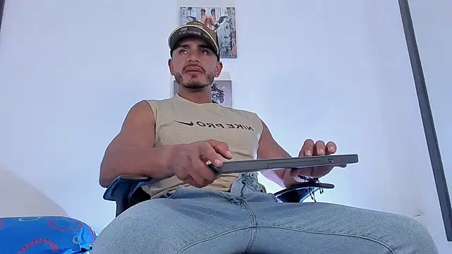 Snapshot of magnusclark chatting on May 12, 6:38 pm magnusclark online show from May 12, 6:38 pm