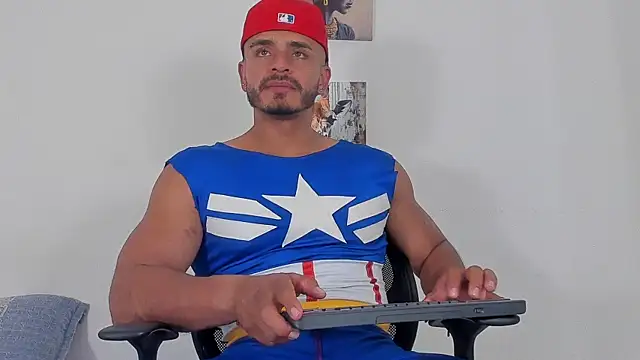 Snapshot of magnusclark chatting on June 11, 12:32 am magnusclark online show from June 11, 12:32 am
