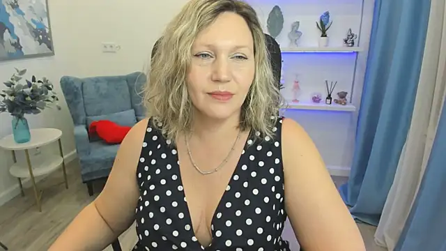 Snapshot of NinaStarle chatting on May 9, 11:37 am NinaStarle online show from May 9, 11:37 am