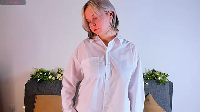 girlllsooft online show from September 22, 4:20 pm