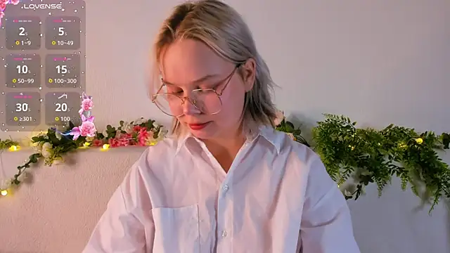 girlllsooft online show from October 3, 5:32 pm