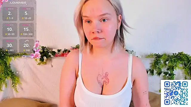 girlllsooft online show from October 4, 5:00 pm