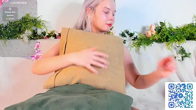 girlllsooft online show from October 9, 6:17 pm