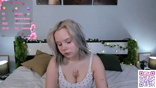 girlllsooft online show from December 17, 2:23 pm