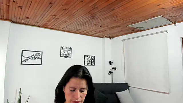 Snapshot of katherine_blair chatting on May 20, 12:00 pm katherine blair online show from May 20, 12:00 pm