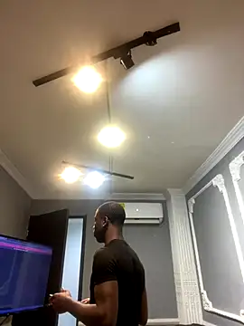 Snapshot of CharlesBrown_ chatting on December 17, 11:27 am CharlesBrown online show from December 17, 11:27 am