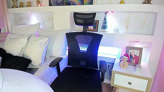 Snapshot of NicoleDiior chatting on November 27, 2:30 pm NicoleDiior online show from November 27, 2:30 pm