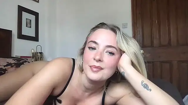 Snapshot of rosiegirl33 chatting on May 26, 2:24 pm rosiegirl33 online show from May 26, 2:24 pm