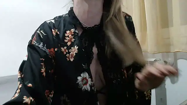 SerenaMilf online show from February 16, 9:00 pm