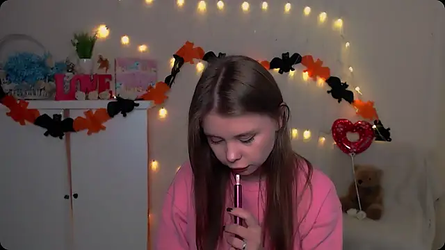 Snapshot of OceanicDawn chatting on October 25, 8:55 am OceanicDawn online show from October 25, 8:55 am