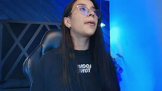 zoe martins  online show from February 28, 5:14 pm