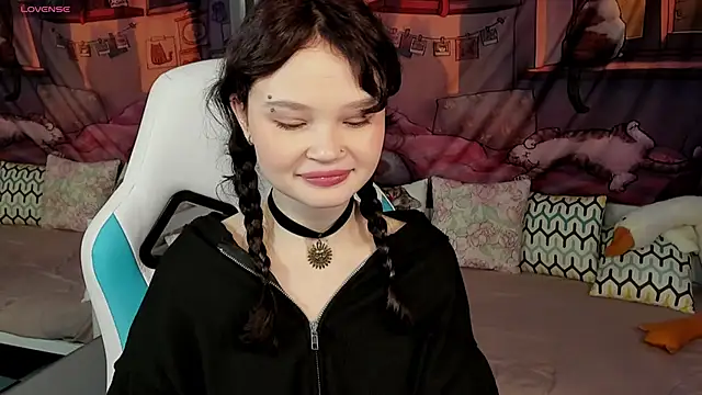 EmilyChaves online show from April 7, 6:03 am