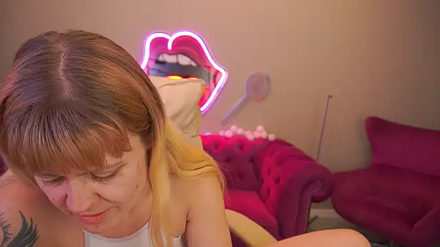 Snapshot of BellaLaPetit chatting on February 7, 2:15 am BellaLaPetit online show from February 7, 2:15 am