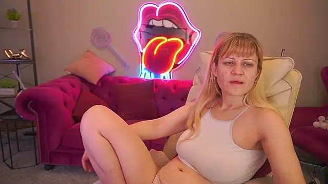 Snapshot of BellaLaPetit chatting on February 8, 2:26 am BellaLaPetit online show from February 8, 2:26 am