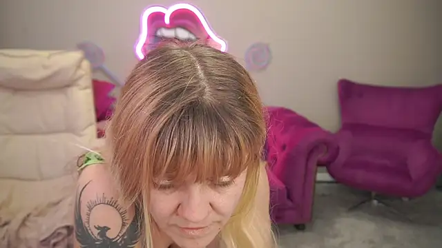 Snapshot of BellaLaPetit chatting on February 25, 2:32 am BellaLaPetit online show from February 25, 2:32 am