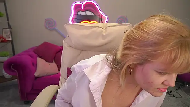 Snapshot of BellaLaPetit chatting on March 14, 3:34 am BellaLaPetit online show from March 14, 3:34 am