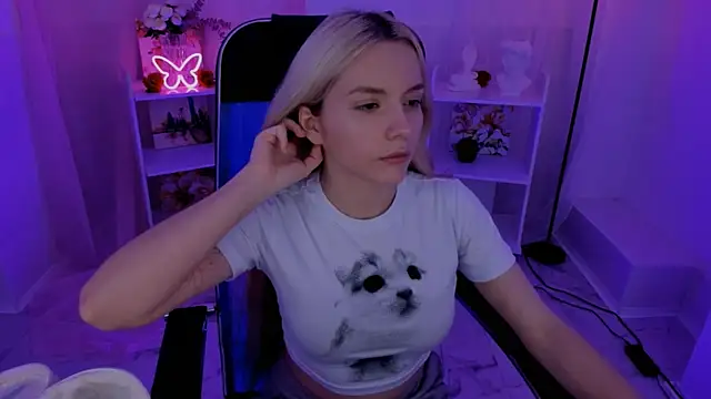 AuroraWrenfield online show from September 15, 4:40 pm