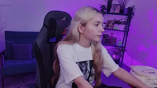 AuroraWrenfield online show from September 17, 10:39 am