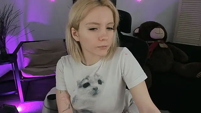 AuroraWrenfield online show from March 6, 4:20 am