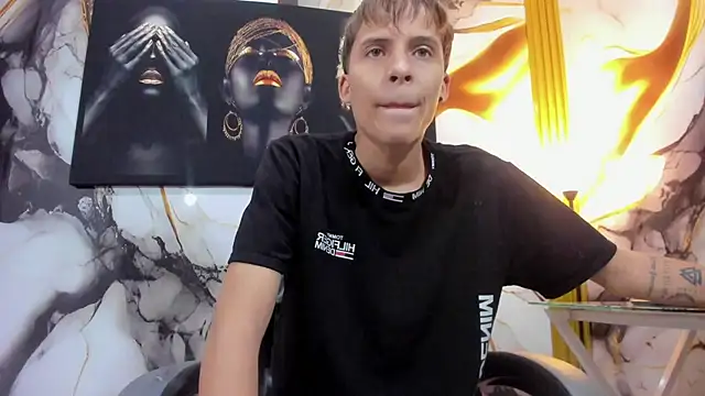 Snapshot of mono_blonde chatting on July 15, 12:32 pm mono blonde online show from July 15, 12:32 pm