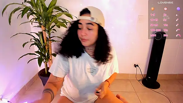 Snapshot of _kat_1995 chatting on December 14, 4:07 am kat 1995 online show from December 14, 4:07 am