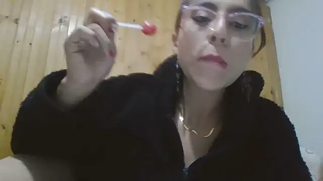 Snapshot of Roselingalvis13 chatting on October 1, 3:12 am Roselingalvis13 online show from October 1, 3:12 am