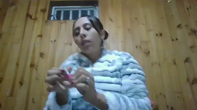 Snapshot of Roselingalvis13 chatting on October 20, 2:34 am Roselingalvis13 online show from October 20, 2:34 am