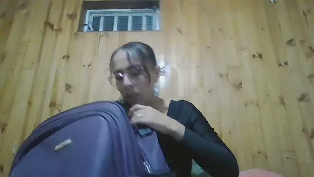 Snapshot of Roselingalvis13 chatting on October 28, 2:48 am Roselingalvis13 online show from October 28, 2:48 am