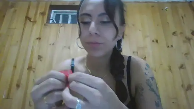 Snapshot of Roselingalvis13 chatting on November 2, 2:58 am Roselingalvis13 online show from November 2, 2:58 am