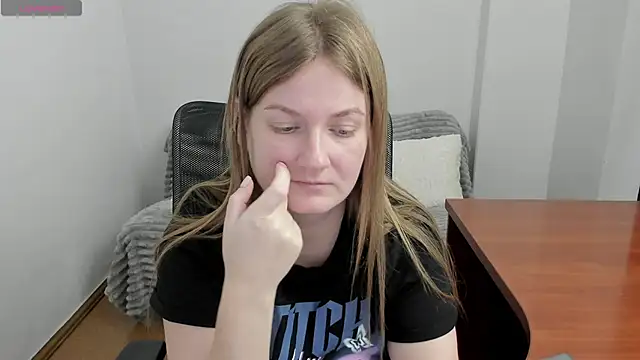 Snapshot of Alisha_Skyes chatting on December 5, 5:42 pm Alisha Skyes online show from December 5, 5:42 pm