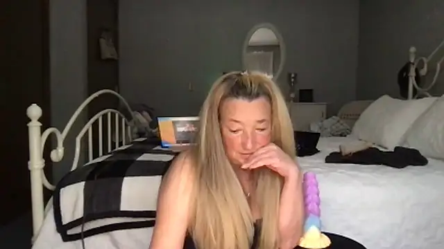 Snapshot of milf-Lacey chatting on March 6, 5:20 pm milf-Lacey online show from March 6, 5:20 pm