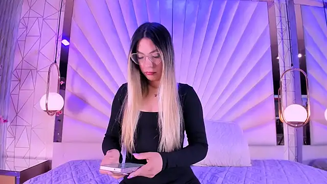 Snapshot of VesperVelvet chatting on June 3, 4:48 am VesperVelvet online show from June 3, 4:48 am