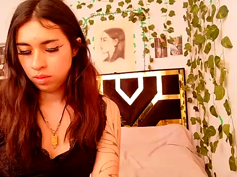 Snapshot of lucywhite13 chatting on October 21, 10:10 pm lucywhite13 online show from October 21, 10:10 pm